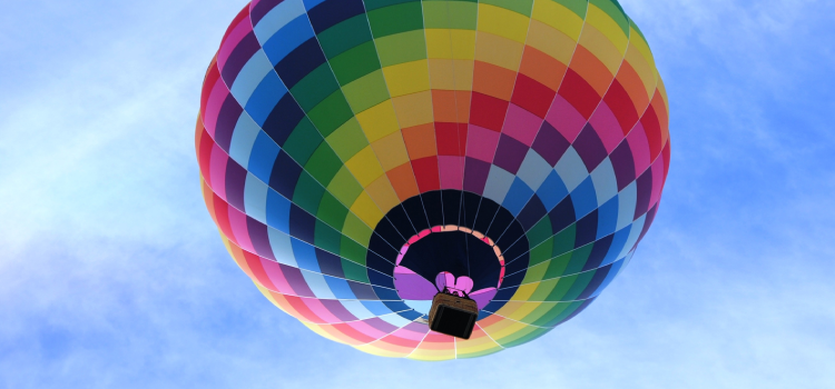 Montgolfière multicolore dans le ciel, illustration de l'article sur le Pôle Santé de Montigny-lès-Cormeilles